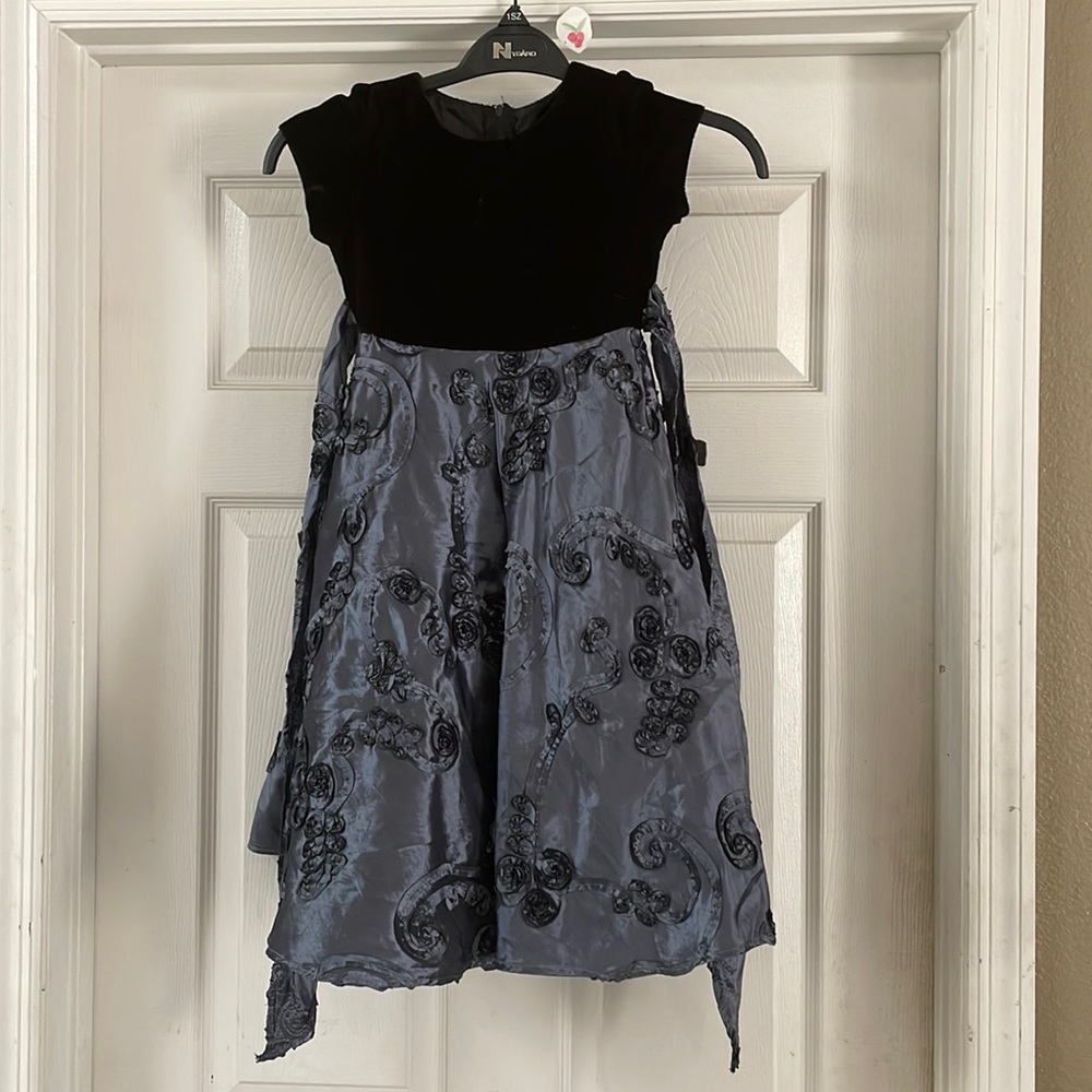 HARDLY WORN size 4 formal kid dress